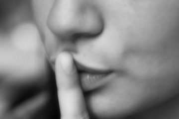 Il silenzio offre numerosi benefici per il nostro benessere mentale. Riscopri la calma e la serenità del silenzio attraverso alcune semplici abitudini quotidiane.